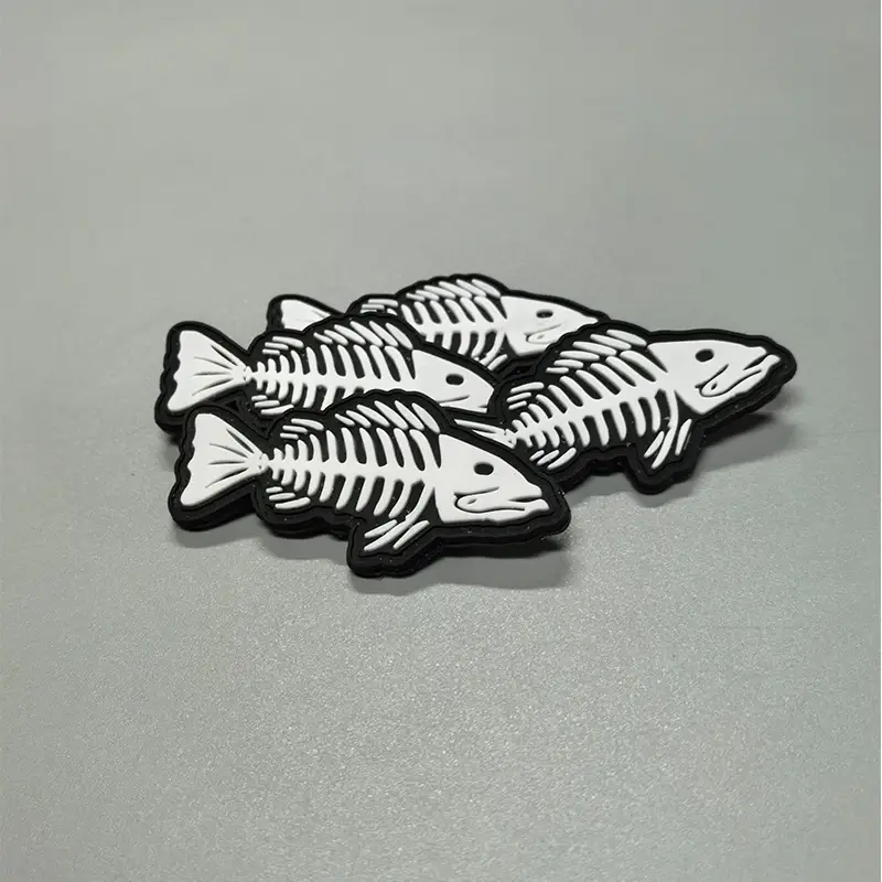Produsen Label Karet Custom Minimal 100 pcs Logo Timbul untuk Apparel