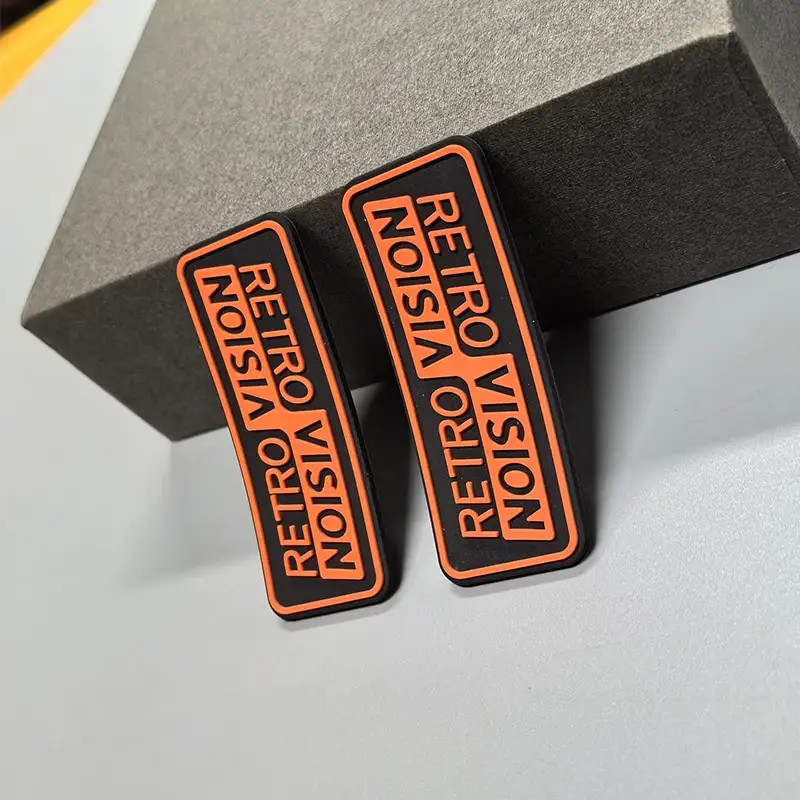 Produsen Label Karet Custom Minimal 100 pcs Logo Timbul untuk Apparel